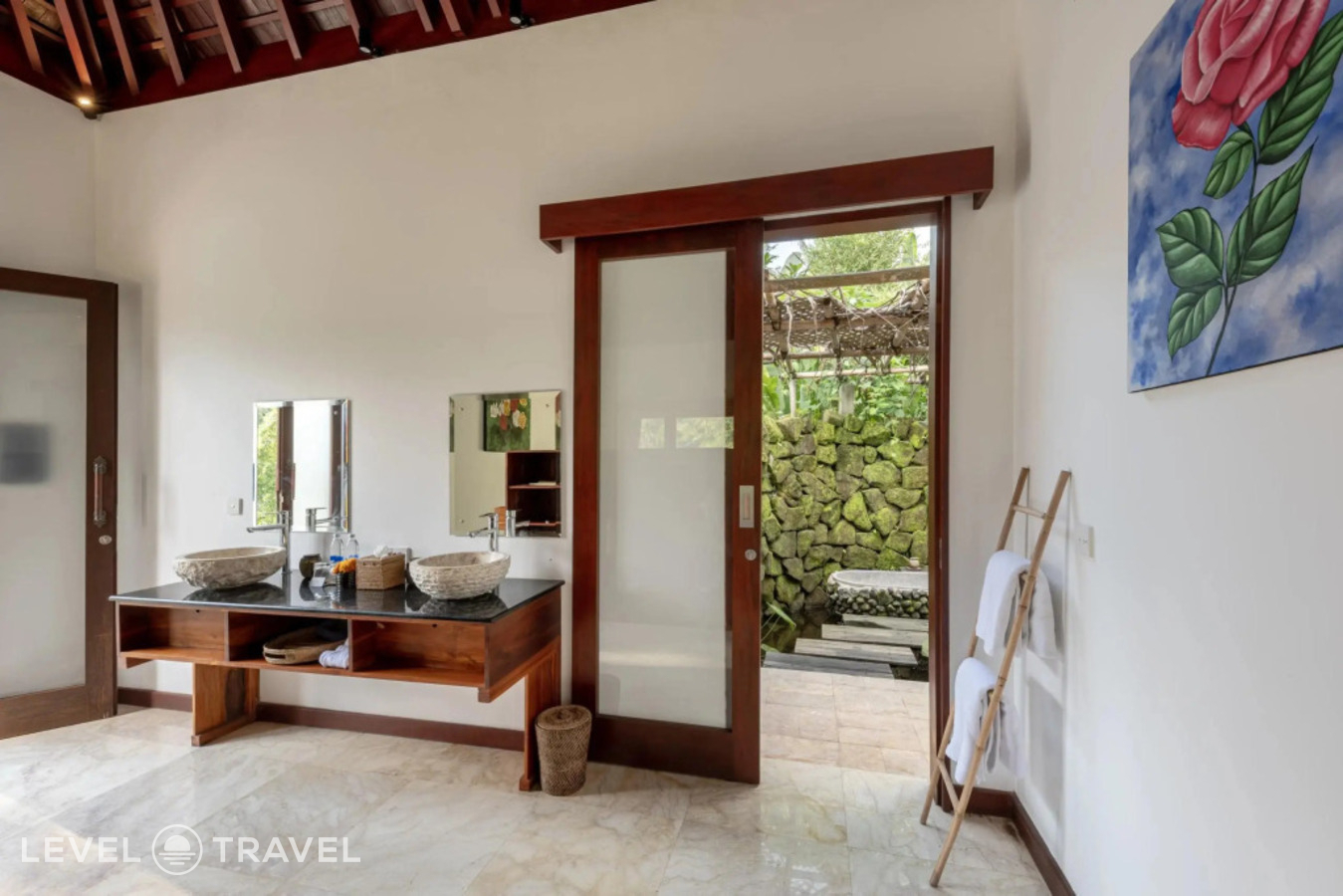 фотографии номера Двухместный люкс Dara Ayu двуспальная кровать отеля Adiwana Dara Ayu Villas в Индонезия(Гианьяр) - фото №4