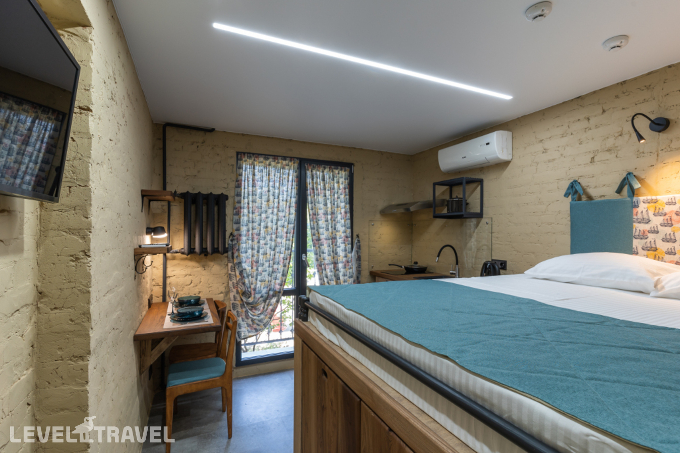 фотографии номера Двухместная студия E с балконом двуспальная кровать отеля Апарт-Отель "More V..." в Россия(Геленджик) - фото №1