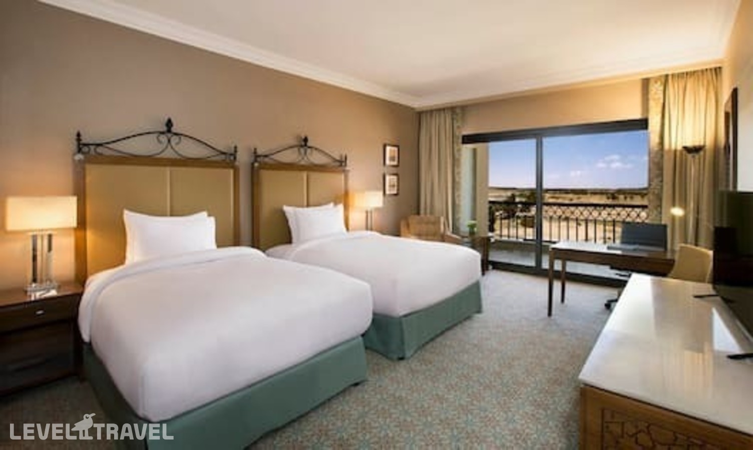 фотографии номера Стандартный с балконом (две односпальные кровати) отеля Hilton Alexandria King's Ranch в Египет(Александрия) - фото №1