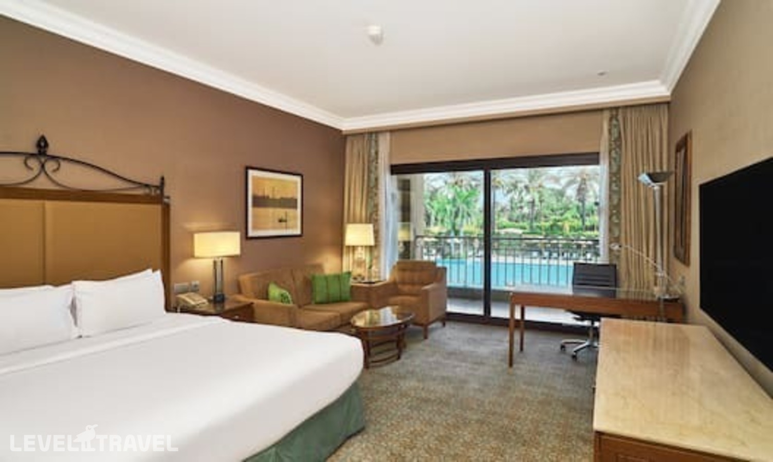 фотографии номера Делюкс с видом на бассейн отеля Hilton Alexandria King's Ranch в Египет(Александрия) - фото №1
