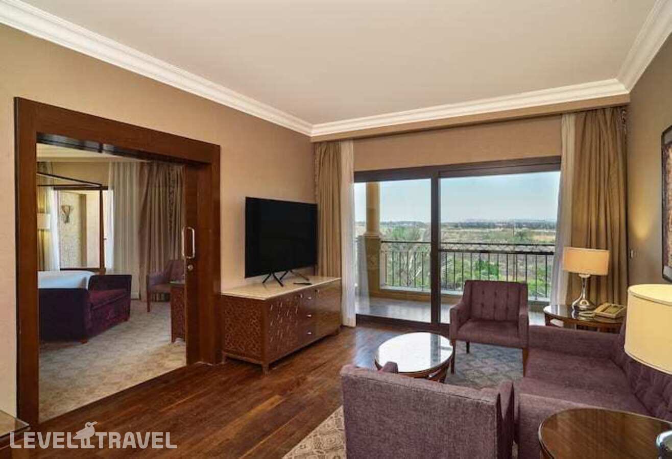 фотографии номера Люкс с видом на бассейн отеля Hilton Alexandria King's Ranch в Египет(Александрия) - фото №3