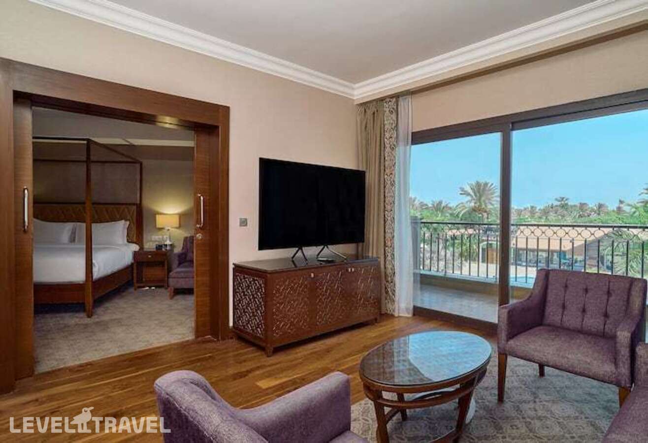 фотографии номера Люкс с видом на бассейн отеля Hilton Alexandria King's Ranch в Египет(Александрия) - фото №4