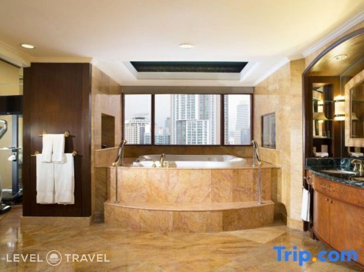 фотографии номера Двухместный люкс Club Lounge Access Imperial Presidential Top Floor с видом на город двуспальная кровать отеля Sheraton Imperial Kuala Lumpur Hotel в Малайзия(Куала-Лумпур) - фото №6