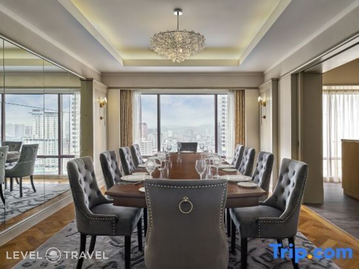 фотографии номера Двухместный люкс Club Lounge Access Imperial Presidential Top Floor с видом на город двуспальная кровать отеля Sheraton Imperial Kuala Lumpur Hotel в Малайзия(Куала-Лумпур) - фото №8