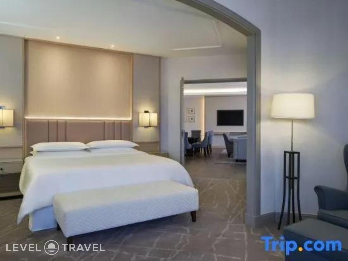 фотографии номера Двухместный люкс Club Lounge Access Imperial Presidential Top Floor с видом на город двуспальная кровать отеля Sheraton Imperial Kuala Lumpur Hotel в Малайзия(Куала-Лумпур) - фото №2