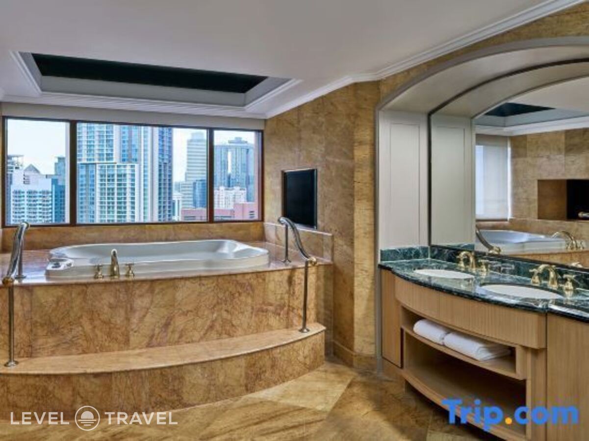 фотографии номера Двухместный люкс Club Lounge Access Imperial Presidential Top Floor с видом на город двуспальная кровать отеля Sheraton Imperial Kuala Lumpur Hotel в Малайзия(Куала-Лумпур) - фото №1