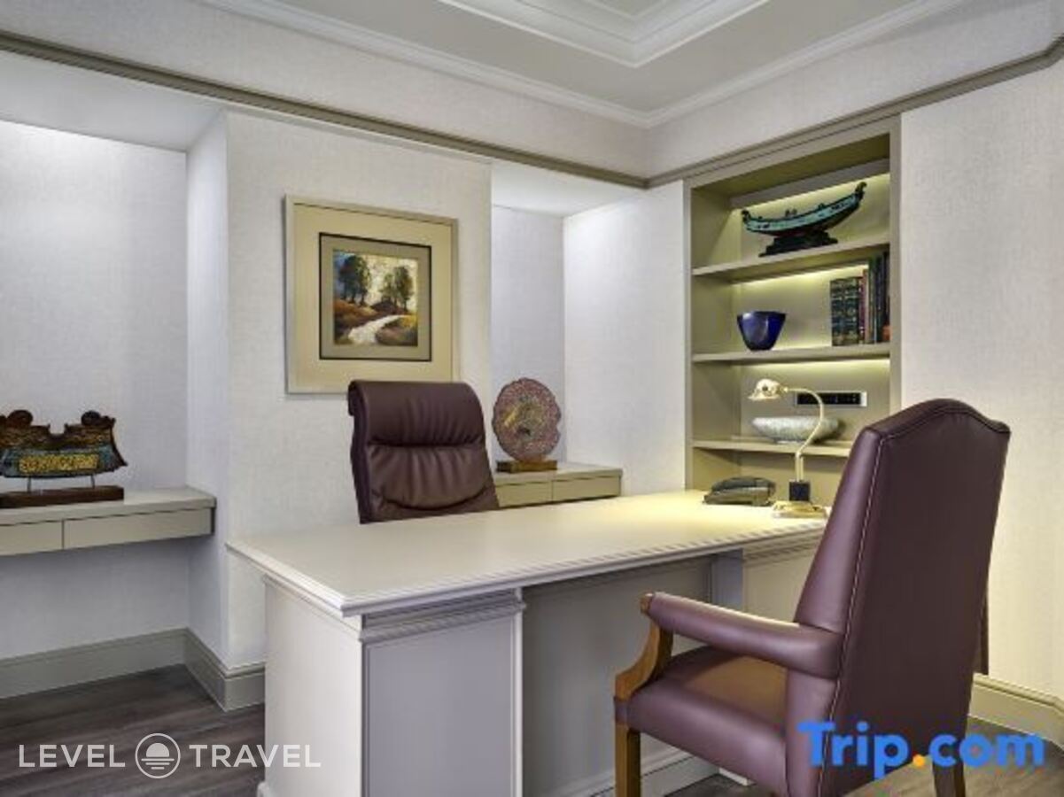 фотографии номера Двухместный люкс Club Lounge Access Imperial Presidential Top Floor с видом на город двуспальная кровать отеля Sheraton Imperial Kuala Lumpur Hotel в Малайзия(Куала-Лумпур) - фото №3