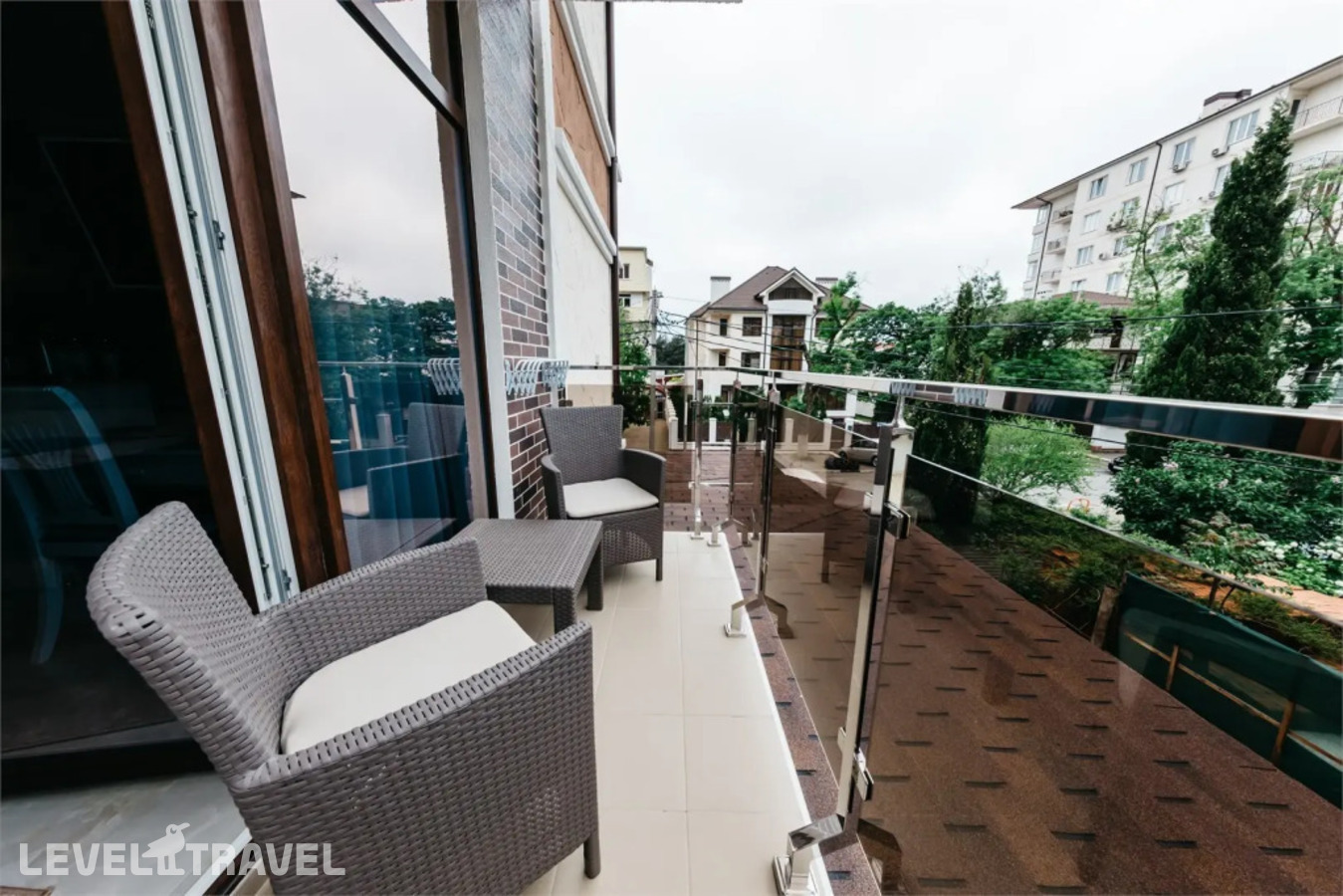 фотографии номера Трехместный улучшенный с балконом отеля Монарх в Россия(Геленджик) - фото №9