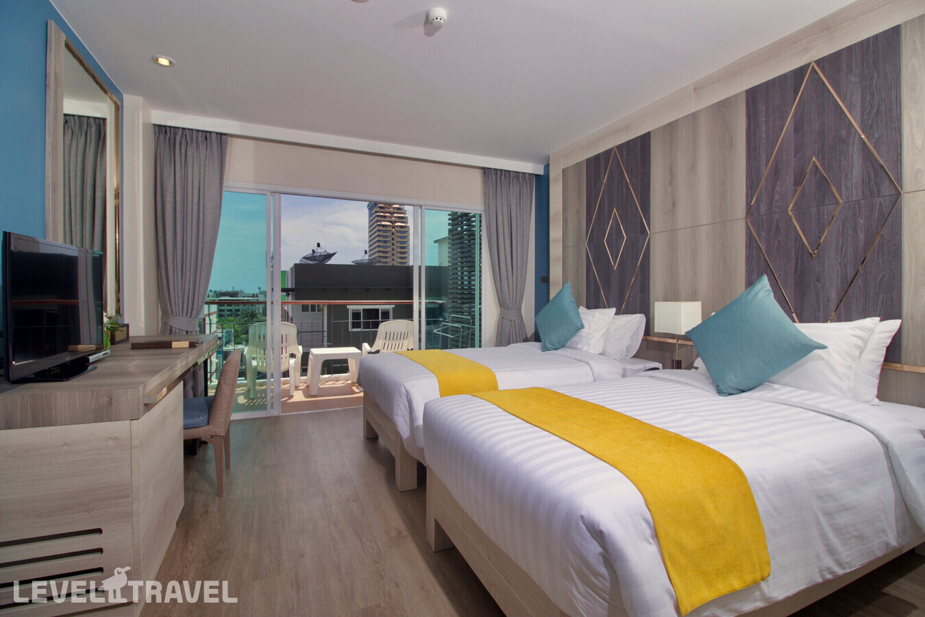 фотографии номера Делюкс с видом на бассейн отеля Andakira Hotel в Таиланд(Патонг Бич) - фото №1