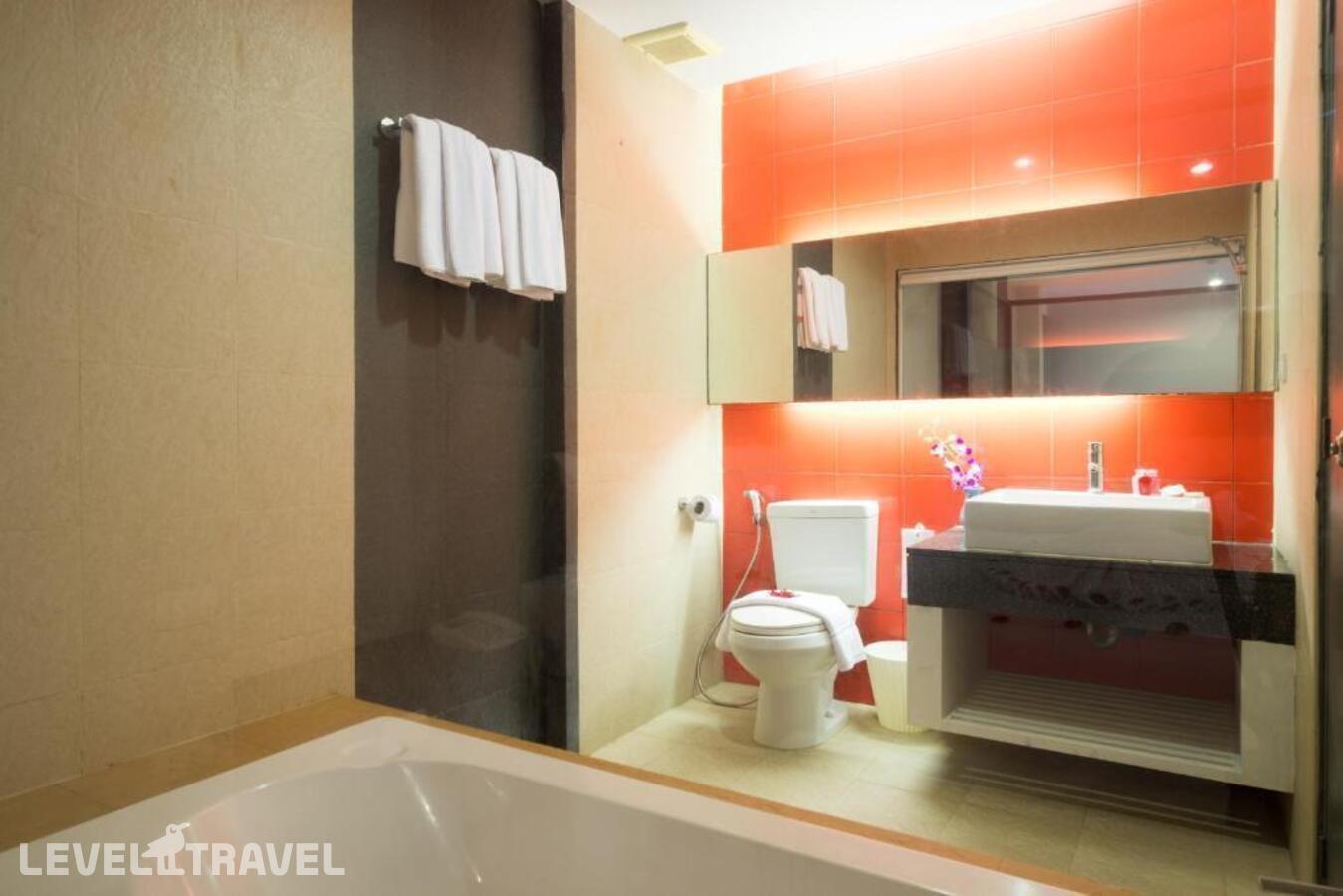 фотографии номера Номер Премьер отеля Alfresco Phuket Hotel в Таиланд(Патонг Бич) - фото №7