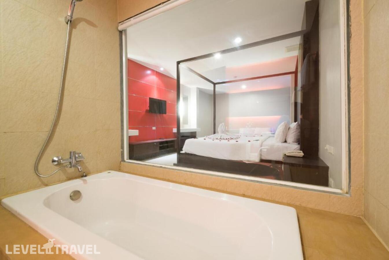 фотографии номера Номер Премьер отеля Alfresco Phuket Hotel в Таиланд(Патонг Бич) - фото №1