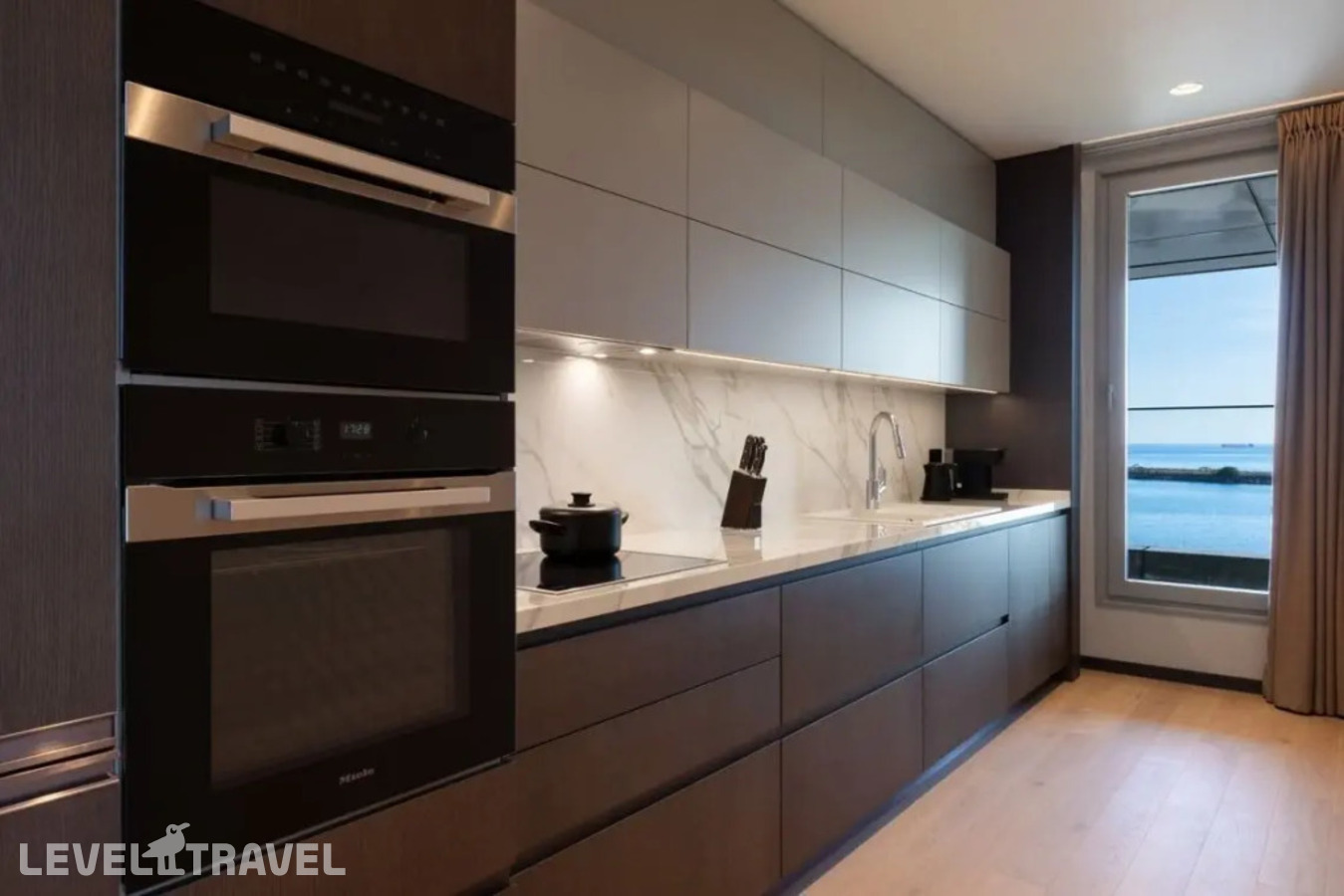 фотографии номера Резиденция Spacious с 2 комнатами с видом на море отеля JW Marriott Hotel Istanbul Marmara Sea в Турция(Бакыркёй) - фото №10