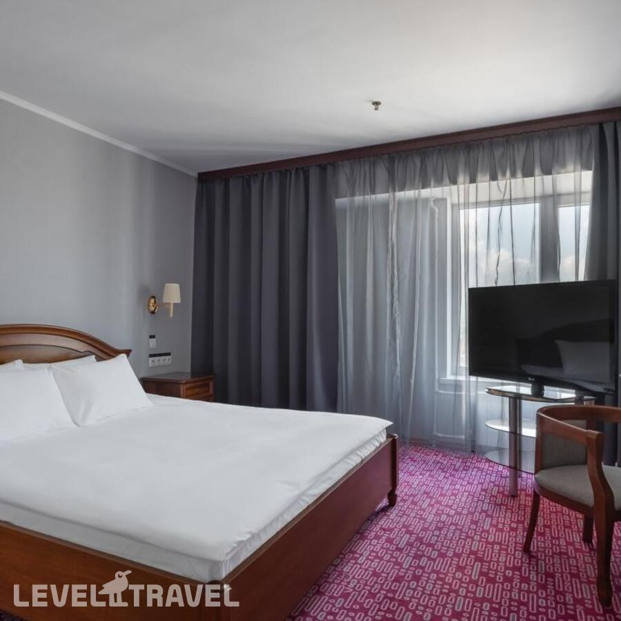 фотографии номера Апартаменты люкс отеля Marins Park Hotel Novosibirsk (Маринс Парк Новосибирск) в Россия(Новосибирск) - фото №1