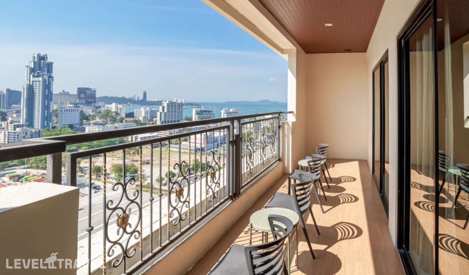 фотографии номера Четырёхместный люкс семейный с 2 комнатами отеля Grand Palazzo Hotel Pattaya в Таиланд(Центральная Паттайя) - фото №4