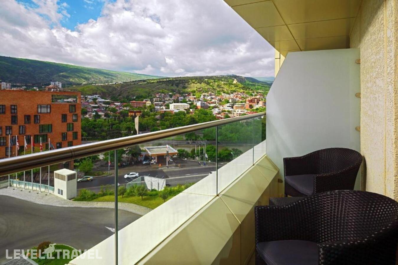 фотографии номера Делюкс с балконом (две односпальные кровати) отеля Sheraton Grand Tbilisi Metechi Palace в Грузия(Тбилиси) - фото №4
