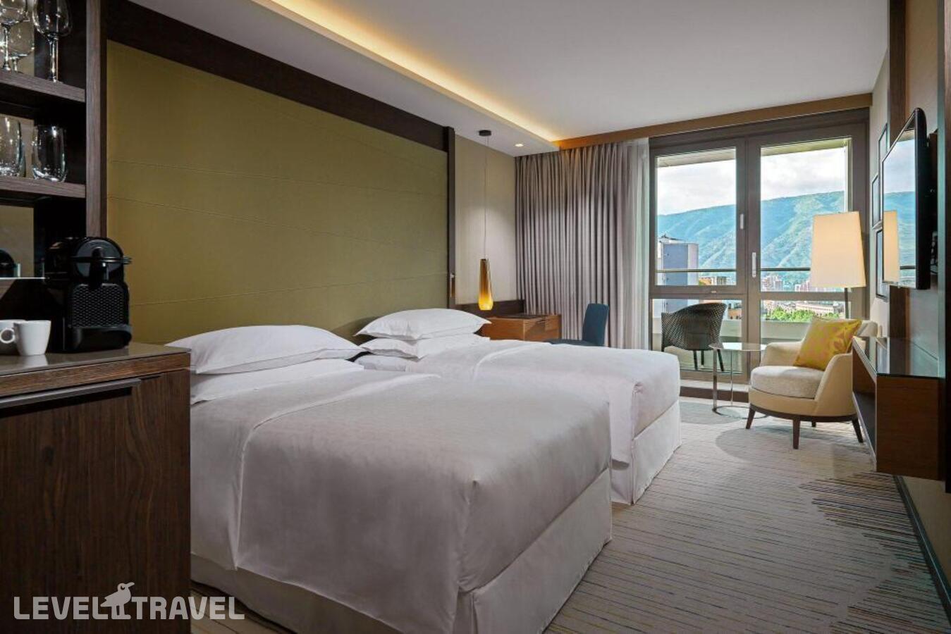 фотографии номера Делюкс с балконом (две односпальные кровати) отеля Sheraton Grand Tbilisi Metechi Palace в Грузия(Тбилиси) - фото №1