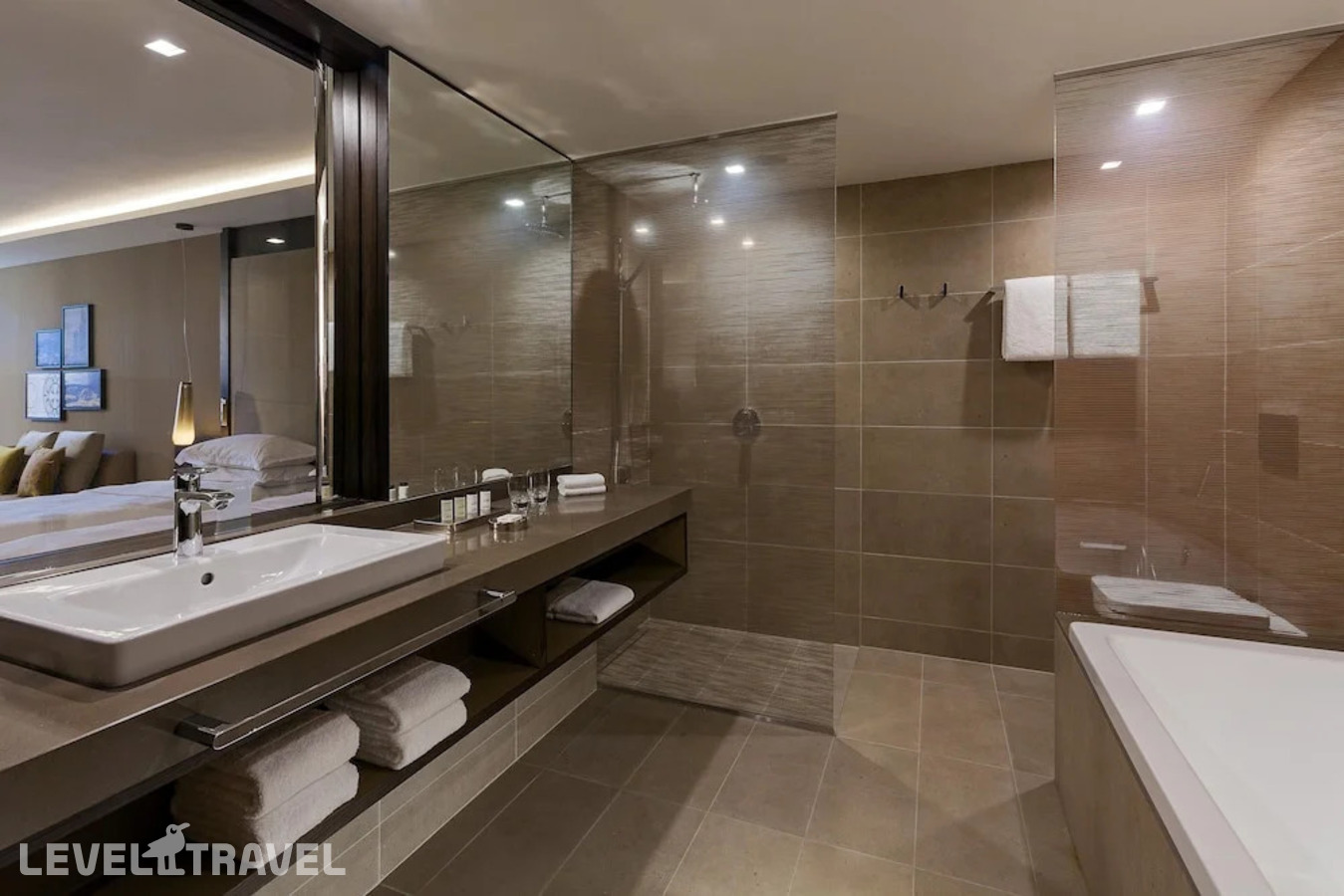 фотографии номера Двухместный номер Premium с балконом 2 отдельные кровати отеля Sheraton Grand Tbilisi Metechi Palace в Грузия(Тбилиси) - фото №2