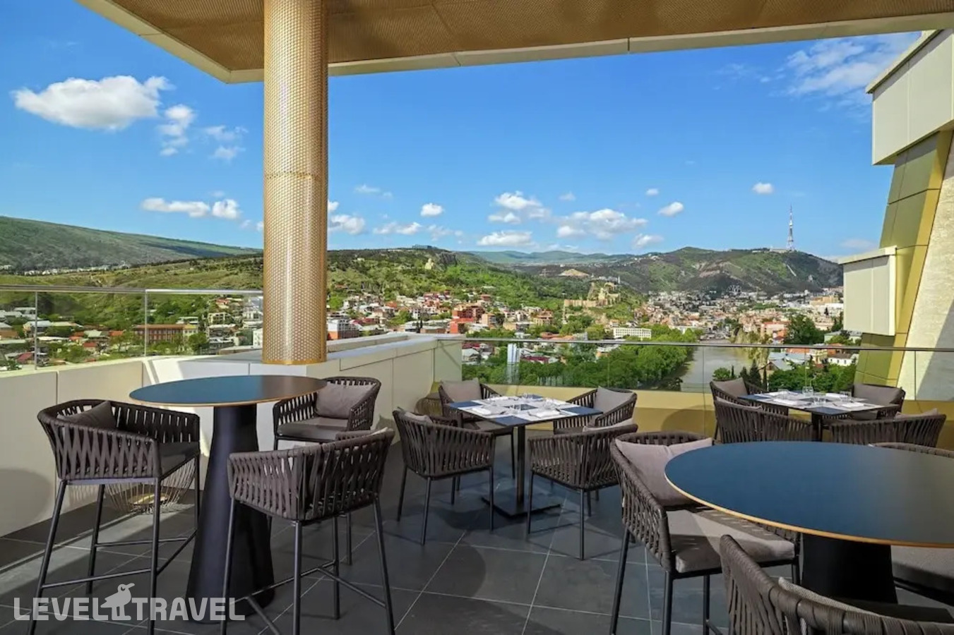 фотографии номера Двухместный номер Premium с балконом 2 отдельные кровати отеля Sheraton Grand Tbilisi Metechi Palace в Грузия(Тбилиси) - фото №8