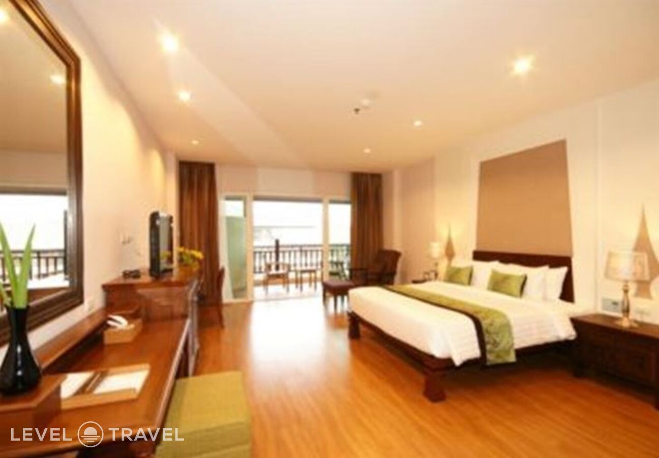 фотографии номера Делюкс с видом на бассейн отеля The Heritage Pattaya Beach Resort (Ex. Grand Heritage Beach Resort) в Таиланд(Джомтьен) - фото №1