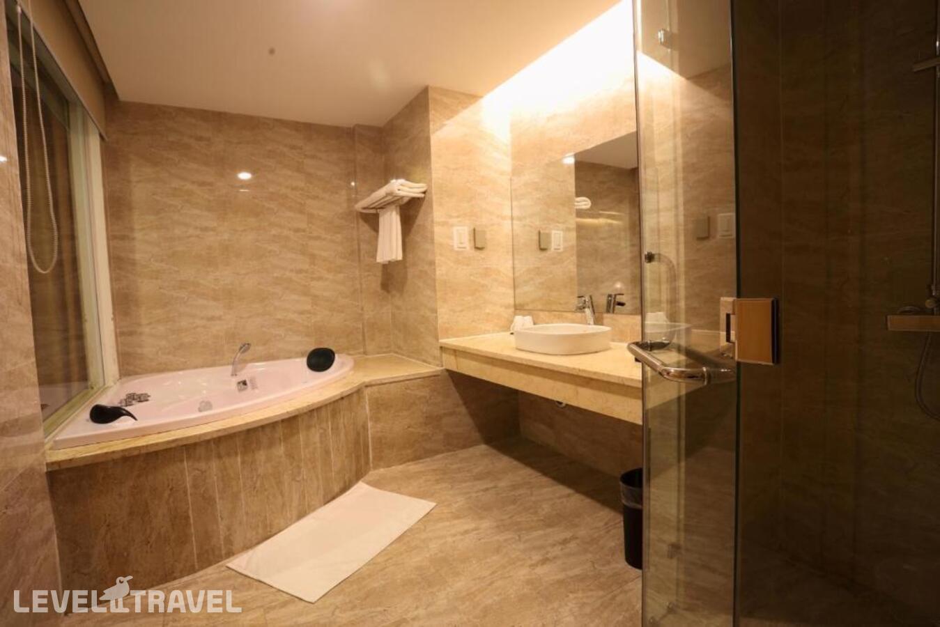 фотографии номера Люкс Grand с балконом и с видом на море отеля Muong Thanh Mui Ne Hotel в Вьетнам(Муйне) - фото №7