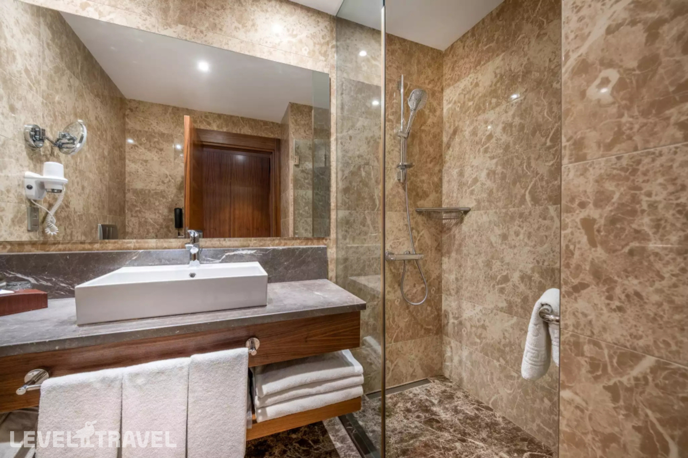 фотографии номера Трёхместный номер Business отеля Clarion Hotel Istanbul Mahmutbey в Турция(Багджылар) - фото №6