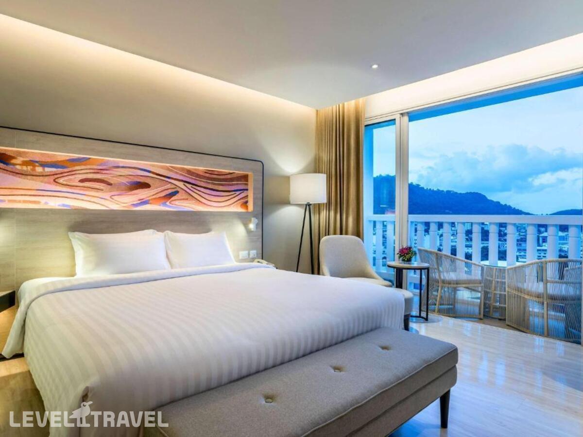 фотографии номера Делюкс с балконом (2 спальни) отеля Novotel Phuket Phokeethra в Таиланд(город Пхукет) - фото №1