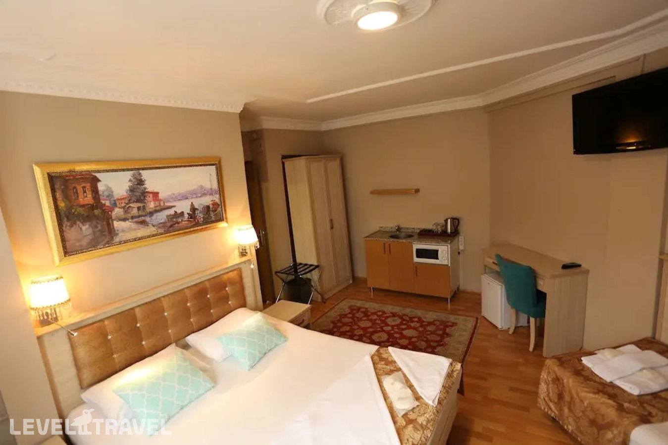 фотографии номера Люкс семейный с 3 комнатами отеля Tashkonak Hotel Istanbul в Турция(Фатих) - фото №2