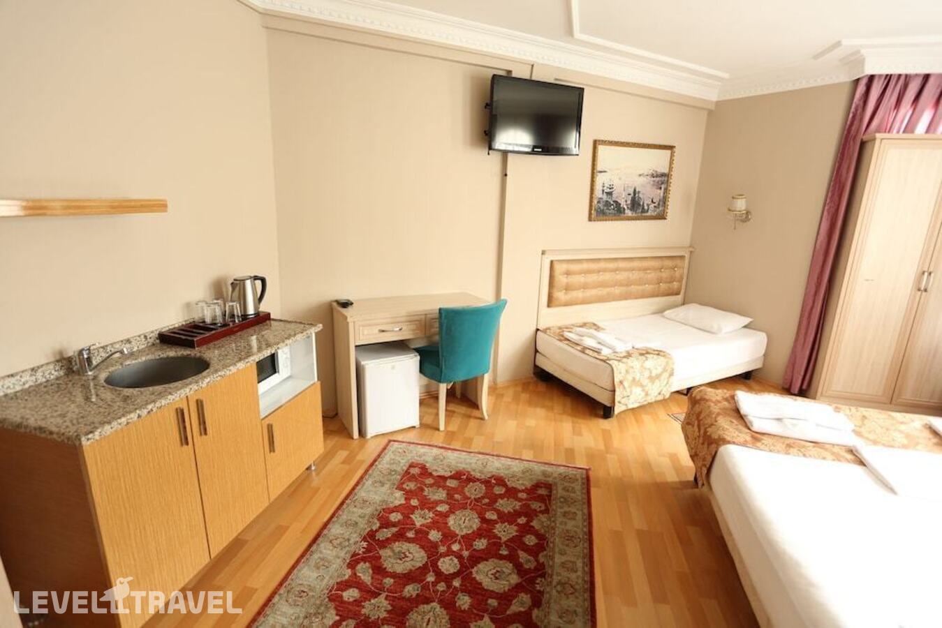 фотографии номера Люкс семейный с 3 комнатами отеля Tashkonak Hotel Istanbul в Турция(Фатих) - фото №4
