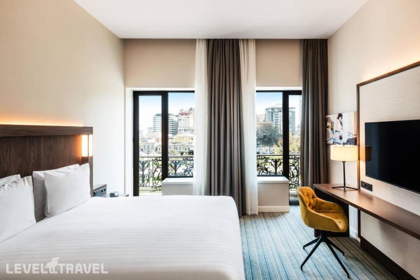 фотографии номера Стандартный с видом на город отеля Courtyard By Marriott Baku в Азербайджан(Баку) - фото №1
