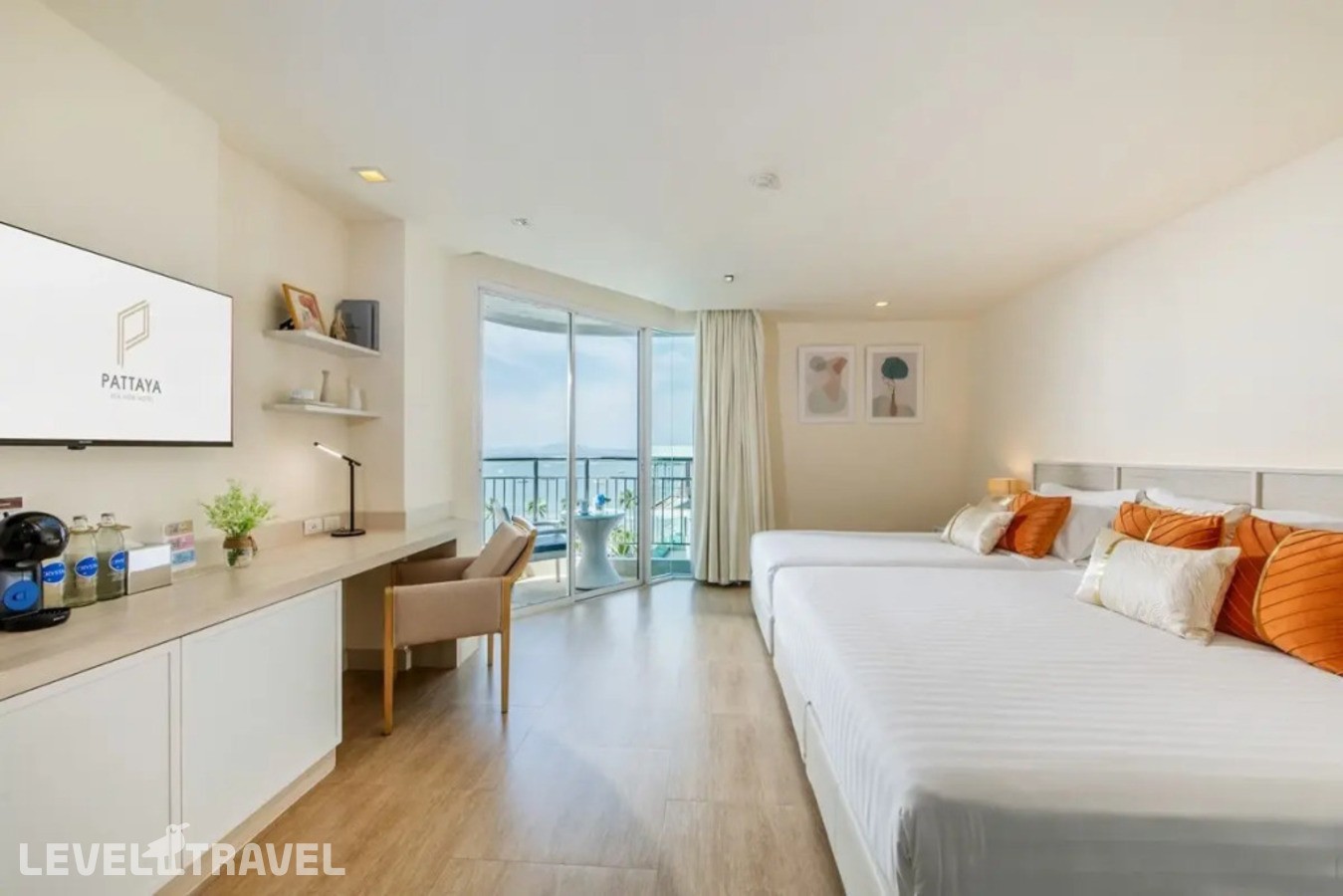 фотографии номера Трёхместный семейный люкс с видом на океан отеля Pattaya Sea View Hotel в Таиланд(Центральная Паттайя) - фото №1