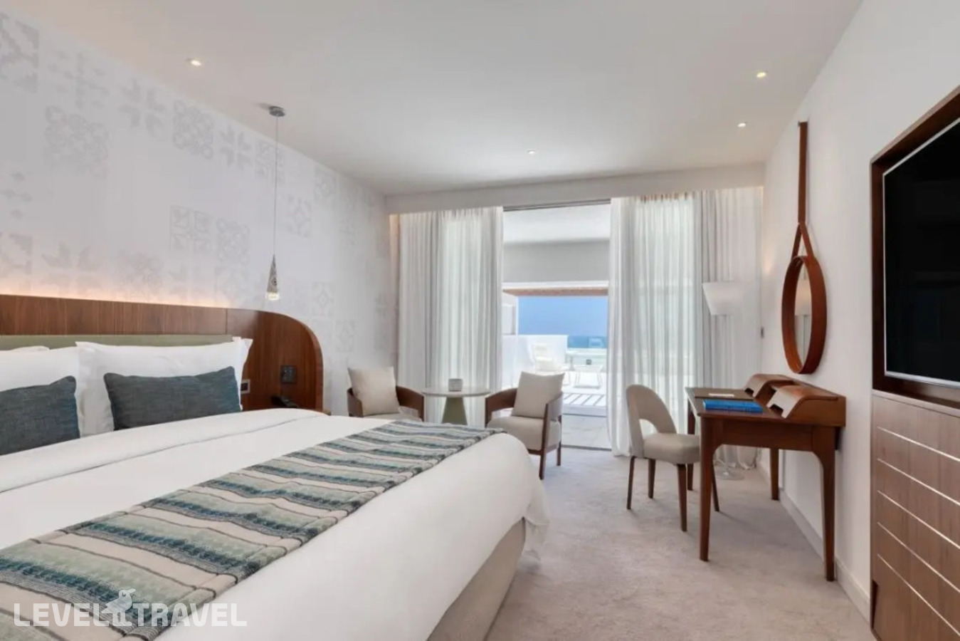 фотографии номера Люкс семейный с 2 комнатами с видом на море отеля Parklane, A Luxury Collection Resort & Spa в Кипр(Пиргос) - фото №2