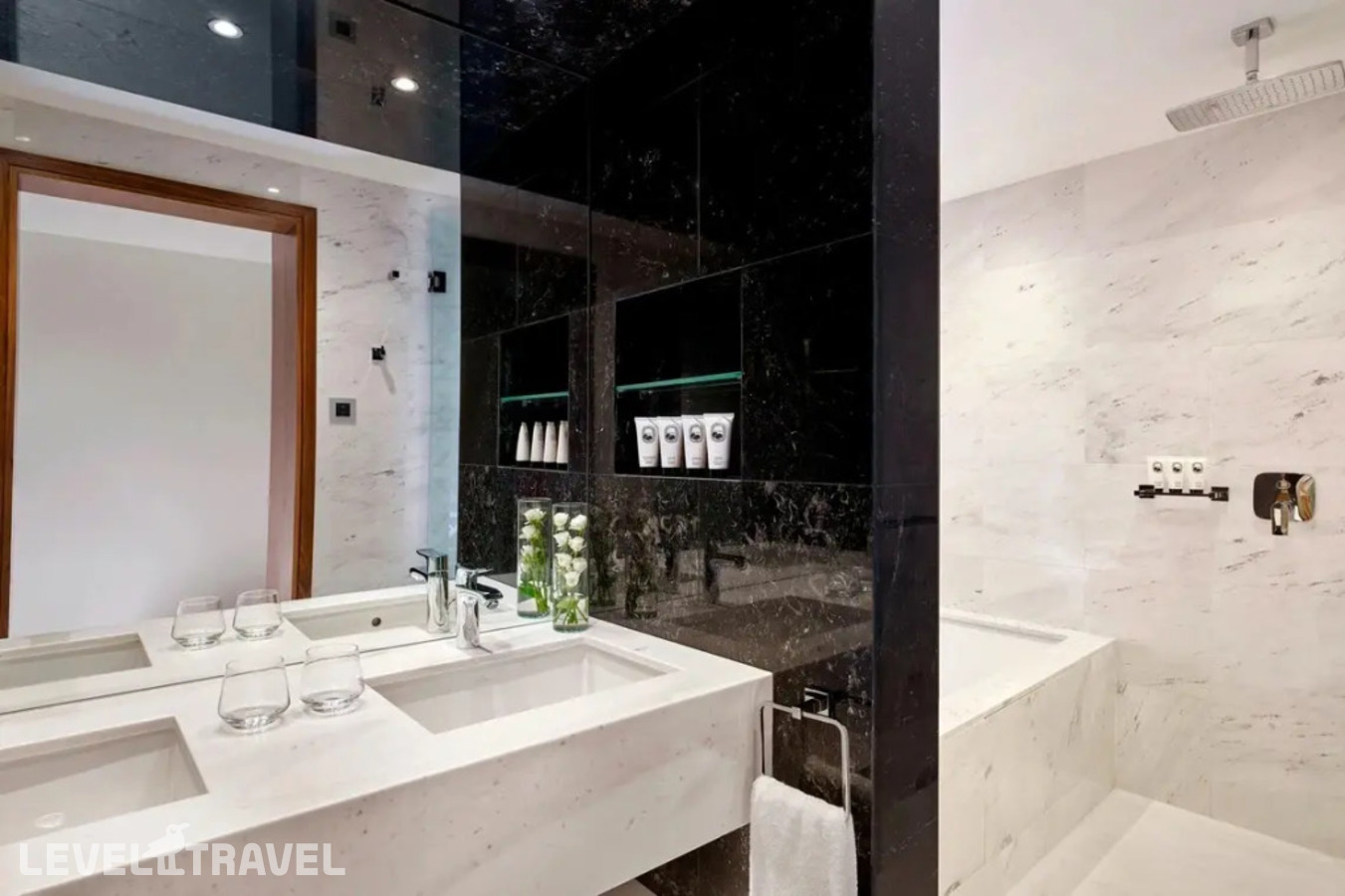 фотографии номера Люкс семейный с 2 комнатами с видом на море отеля Parklane, A Luxury Collection Resort & Spa в Кипр(Пиргос) - фото №7