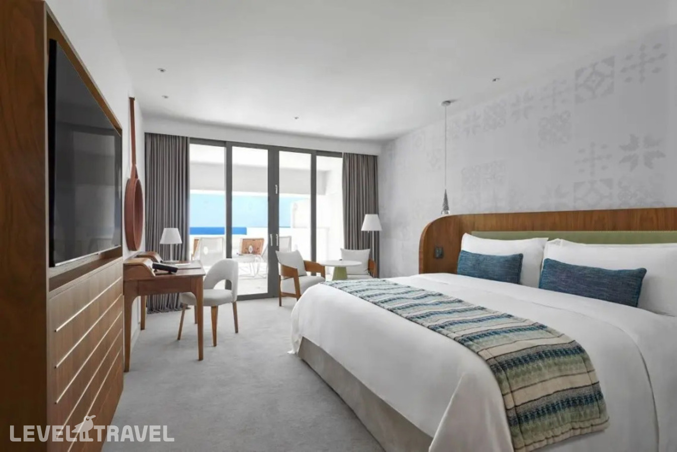 фотографии номера Люкс семейный с 2 комнатами с видом на море отеля Parklane, A Luxury Collection Resort & Spa в Кипр(Пиргос) - фото №1