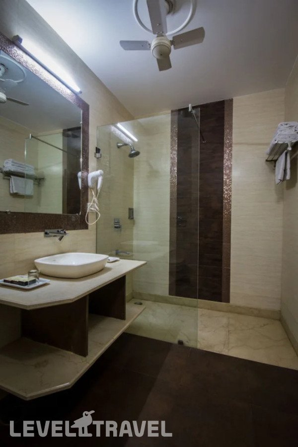 фотографии номера Улучшенный номер отеля Suncourt Yatri Hotel в Индия(Нью-Дели) - фото №5