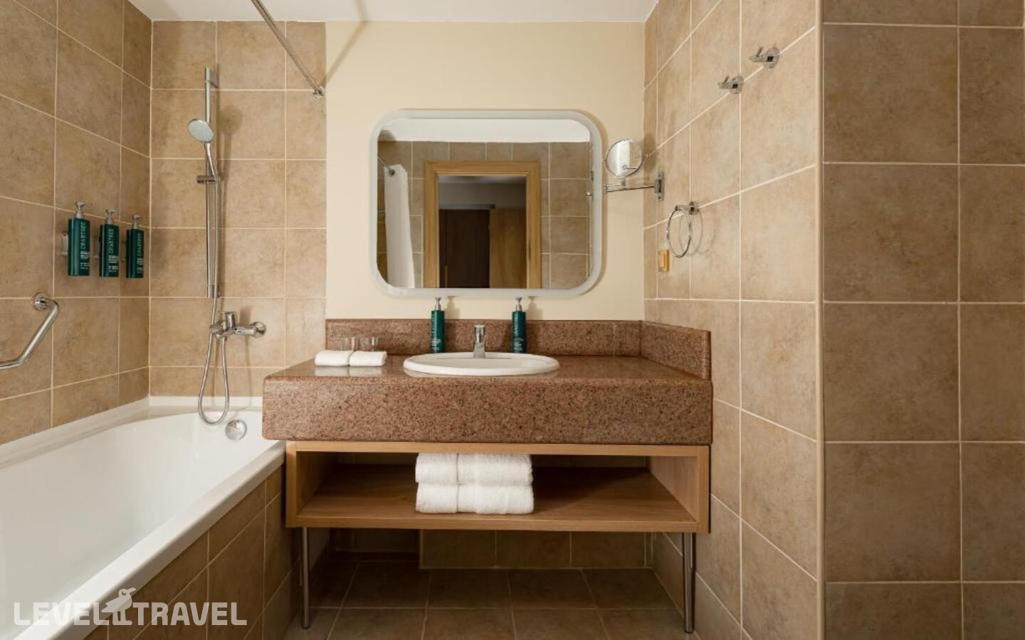 фотографии номера Стандартный (две односпальные кровати) отеля Doubletree By Hilton Shymkent в Казахстан(Шымкент) - фото №4