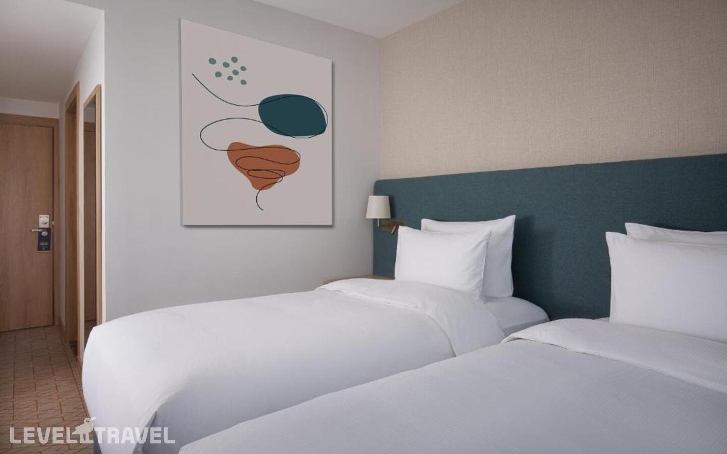 фотографии номера Стандартный (две односпальные кровати) отеля Doubletree By Hilton Shymkent в Казахстан(Шымкент) - фото №2