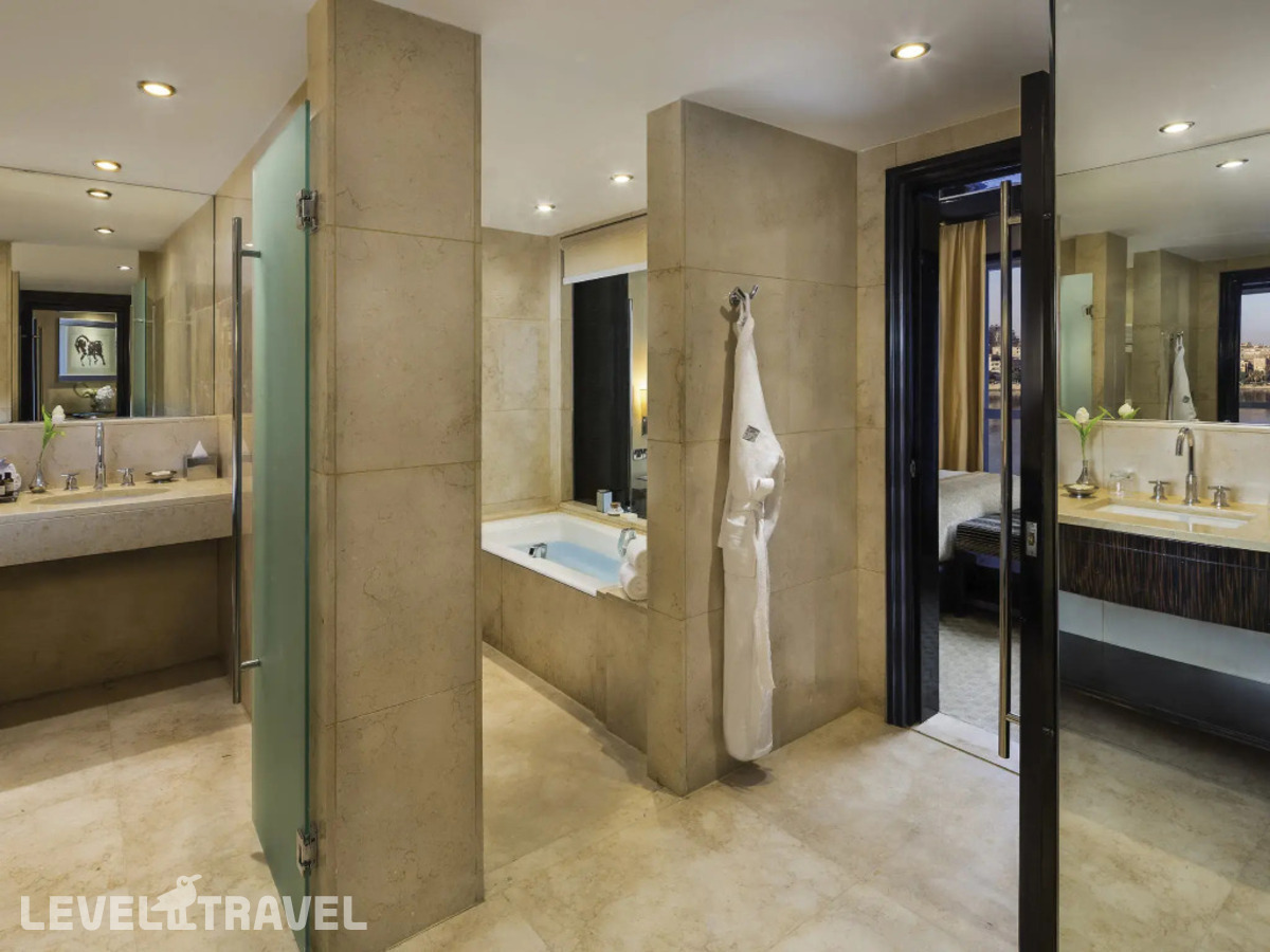 фотографии номера Двухместный люкс Nile View Fairmont Gold Premium двуспальная кровать отеля Fairmont Nile City в Египет(Каир) - фото №2