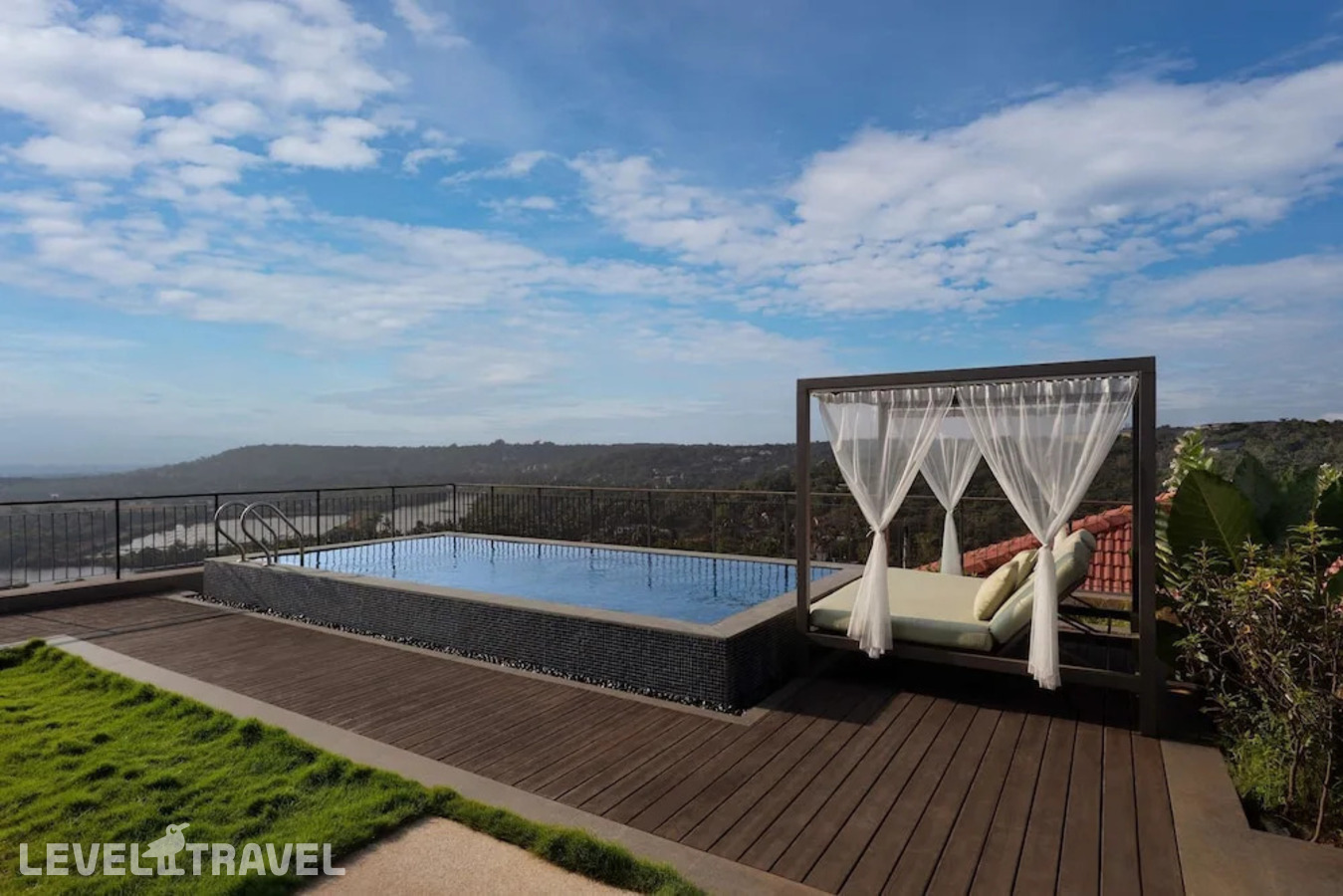 фотографии номера Двухместный люкс Luxury Пентхаус с видом на реку двуспальная кровать отеля Hilton Goa Resort Candolim в Индия(Северный Гоа) - фото №4