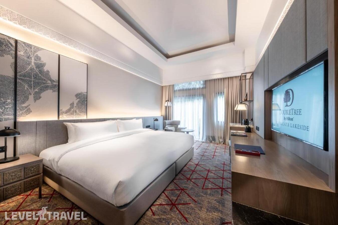 фотографии номера Делюкс отеля Doubletree By Hilton Putrajaya Lakeside в Малайзия(Куала-Лумпур) - фото №1