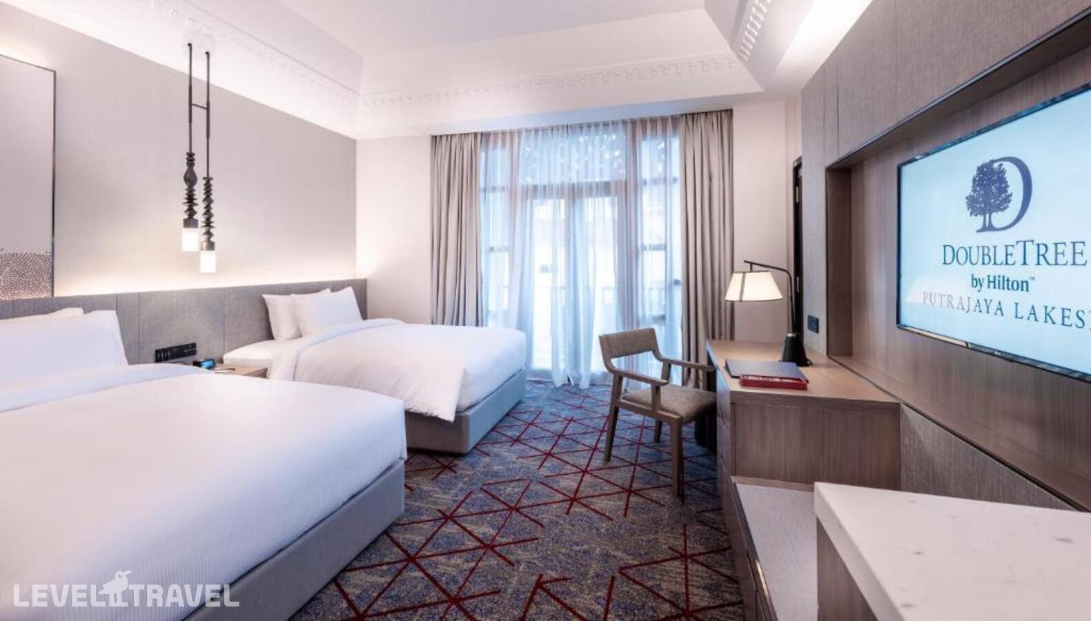 фотографии номера Делюкс (две односпальные кровати) отеля Doubletree By Hilton Putrajaya Lakeside в Малайзия(Куала-Лумпур) - фото №2