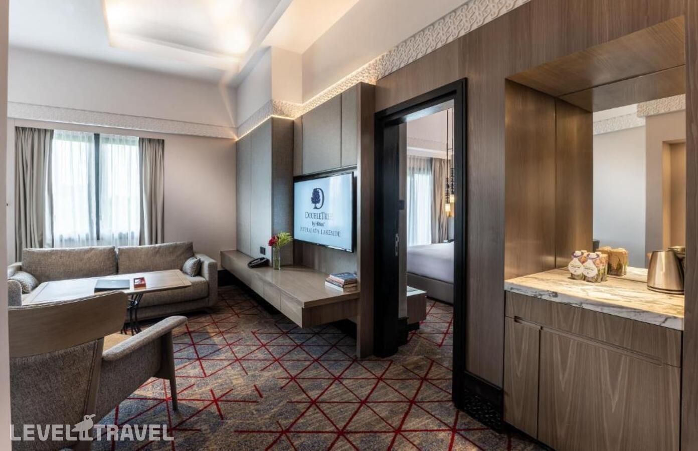 фотографии номера Представительский номер отеля Doubletree By Hilton Putrajaya Lakeside в Малайзия(Куала-Лумпур) - фото №4