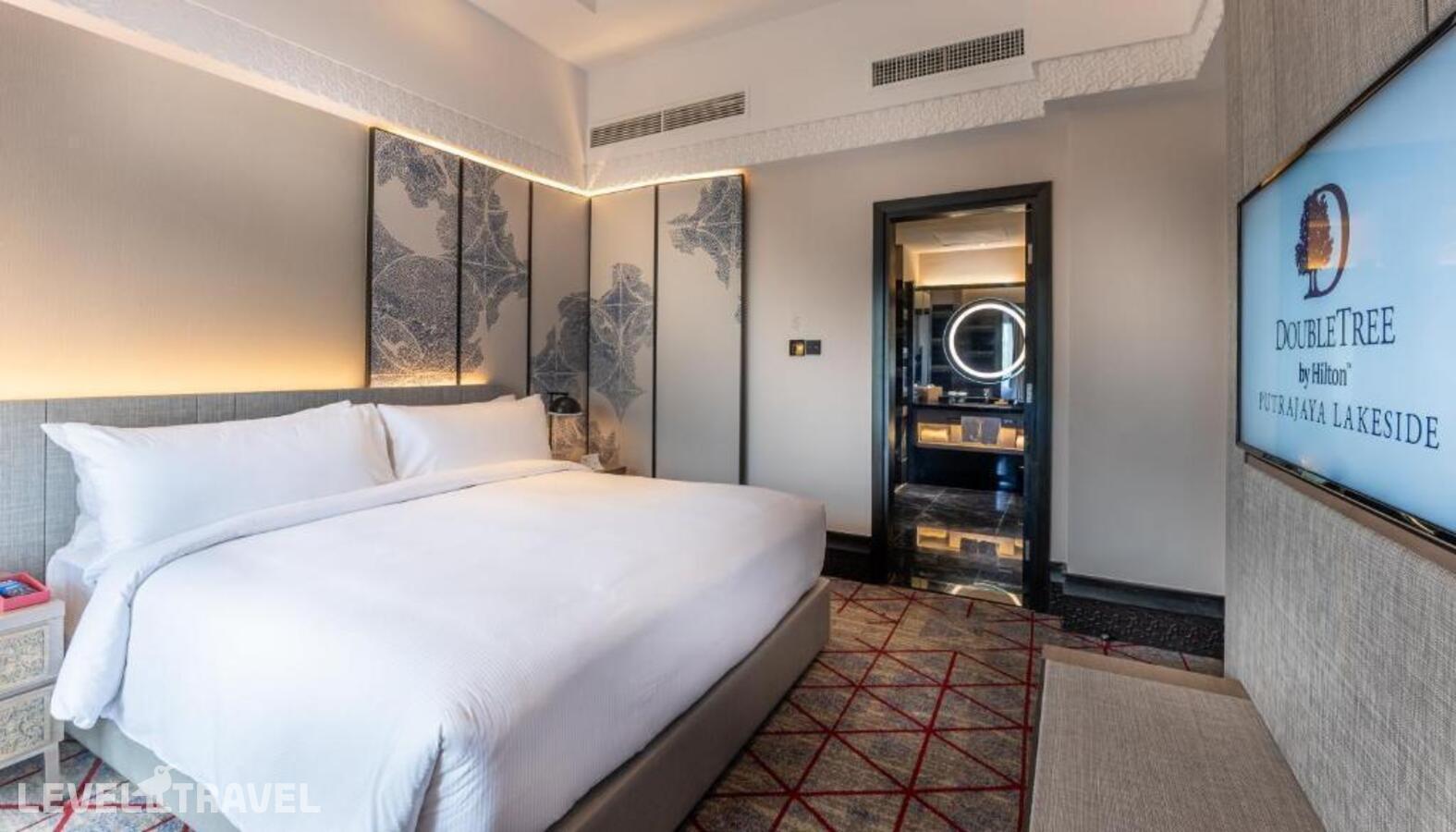 фотографии номера Представительский номер отеля Doubletree By Hilton Putrajaya Lakeside в Малайзия(Куала-Лумпур) - фото №2