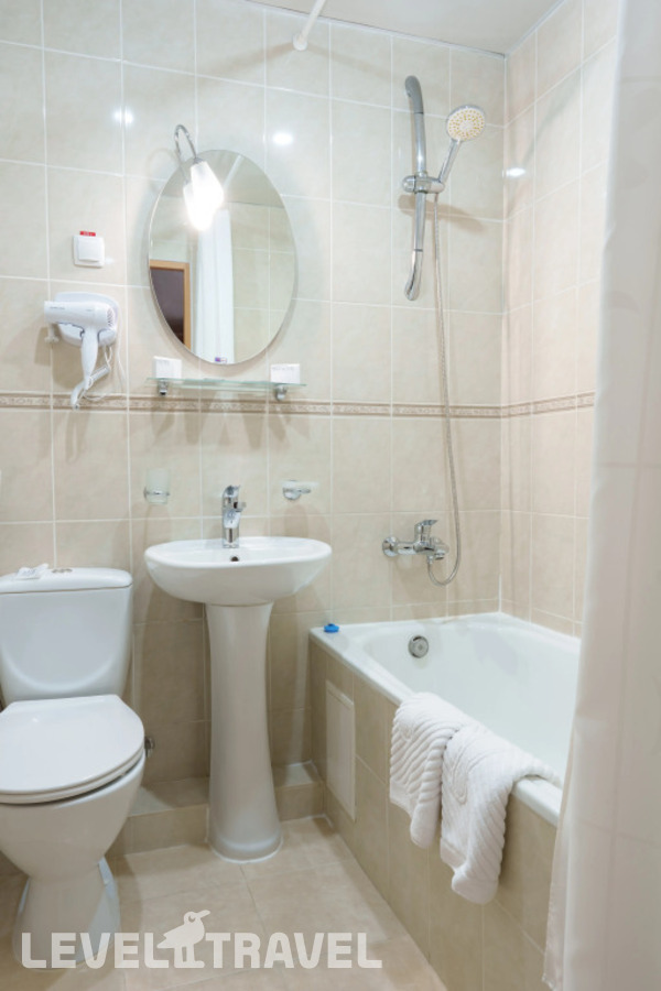 фотографии номера Двухместный номер Стандарт Улучшенный с балконом двуспальная кровать отеля Отель Москва в Россия(Симферополь) - фото №6