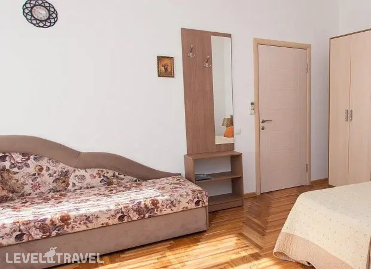 фотографии номера Двухместный номер в коттедже Стандарт 2 отдельные кровати отеля Пансионат Гренада в Россия(Лазаревское) - фото №2