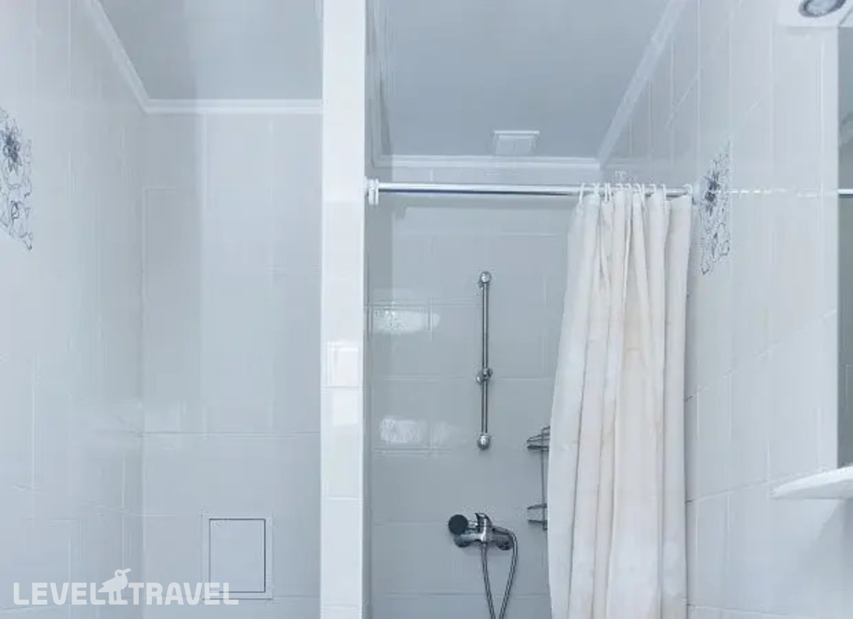 фотографии номера Двухместный номер в коттедже Стандарт 2 отдельные кровати отеля Пансионат Гренада в Россия(Лазаревское) - фото №4