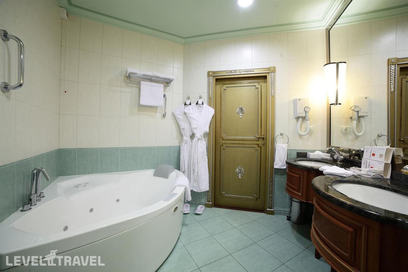 фотографии номера Дизайнерский люкс отеля Crowne Plaza Minsk Hotel в Беларусь(Минск) - фото №2