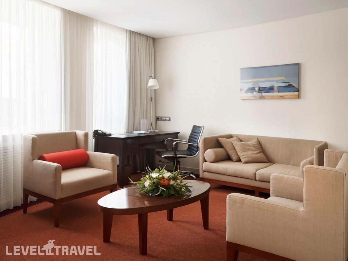 фотографии номера Люкс Бизнес отеля Aquamarine (Бывш. Crowne Plaza Москва-Третьяковская) в Россия(Центральный административный округ (ЦАО)) - фото №1