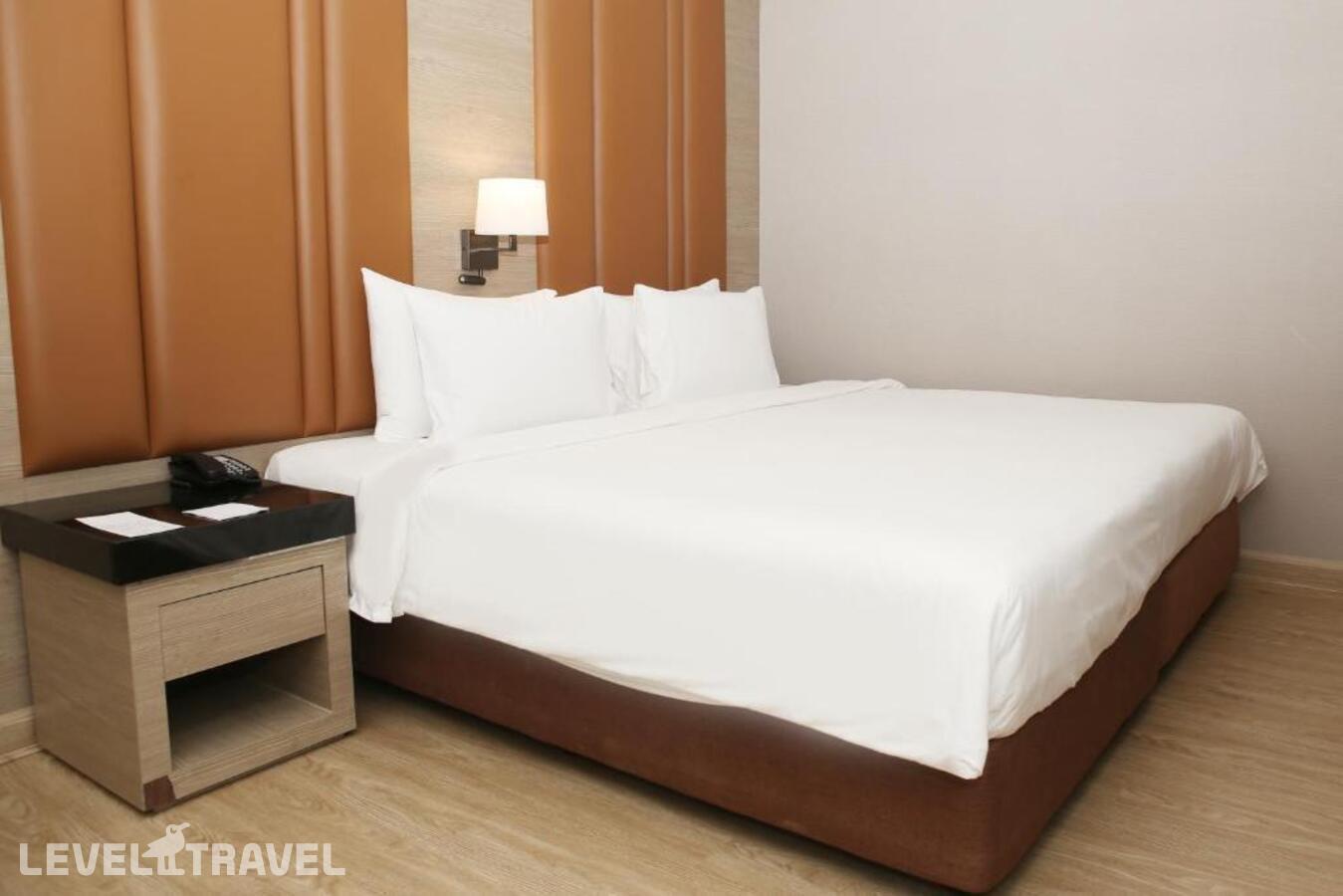 фотографии номера Делюкс отеля Ramada By Wyndham Bangkok Sukhumvit 11 в Таиланд(Бангкок) - фото №1
