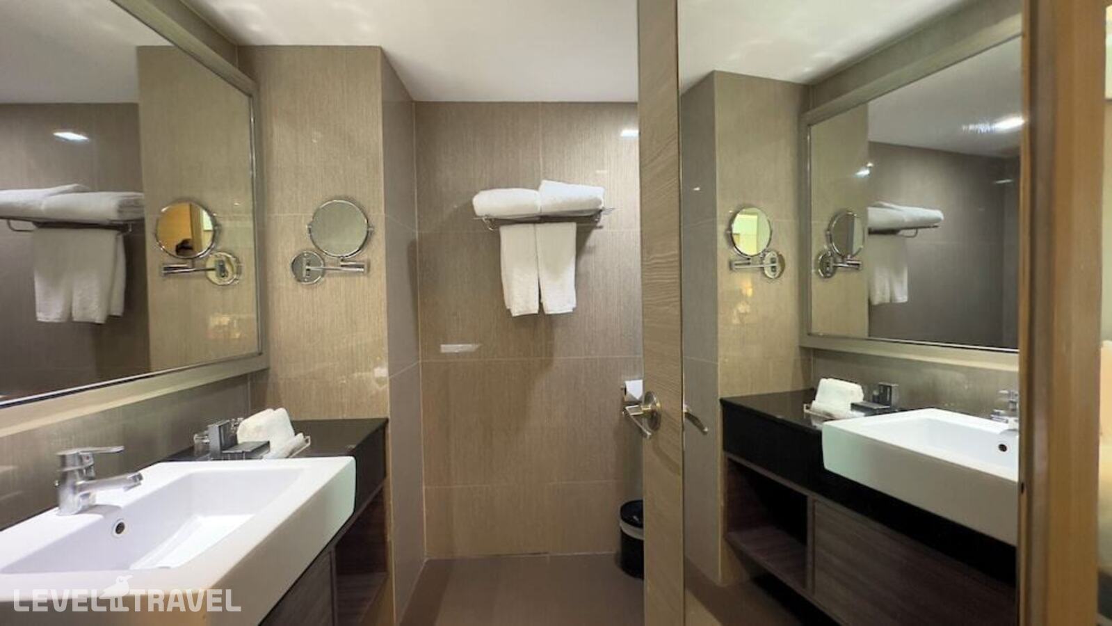 фотографии номера Представительский номер отеля Ramada By Wyndham Bangkok Sukhumvit 11 в Таиланд(Бангкок) - фото №3