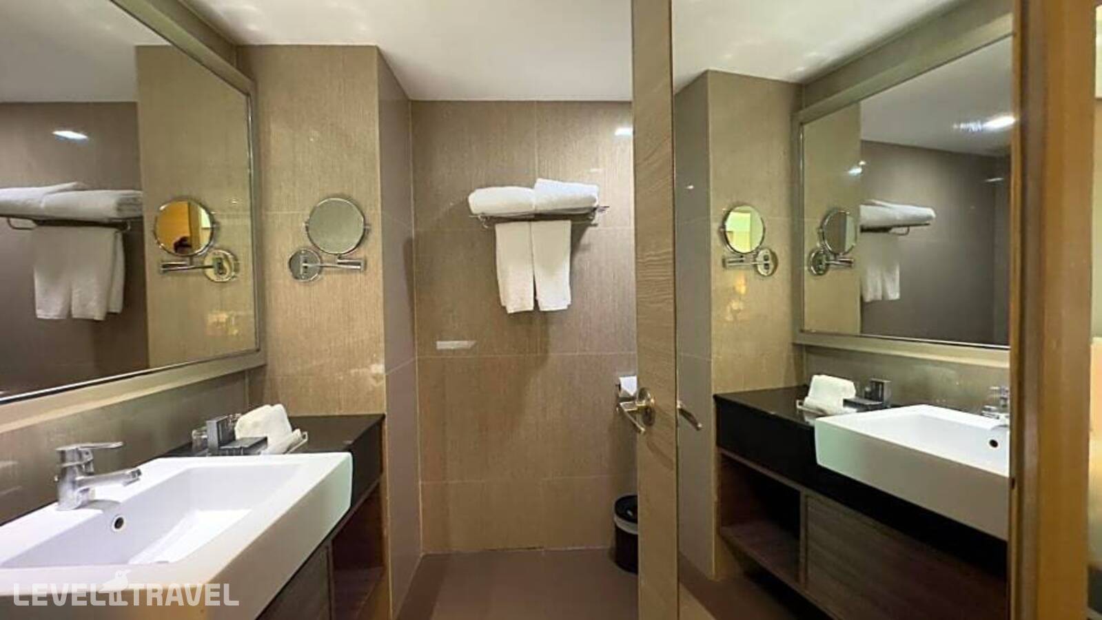 фотографии номера Представительский люкс отеля Ramada By Wyndham Bangkok Sukhumvit 11 в Таиланд(Бангкок) - фото №3